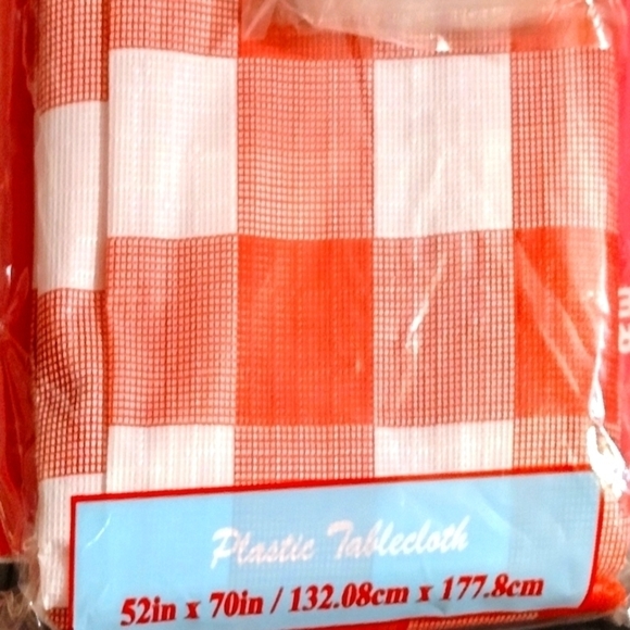 𝅺GREAT outdoor red checkered plastic table cloth w/ clips - Picture 4 of 5